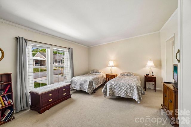 10 N June Lane, Hendersonville, NC 28792