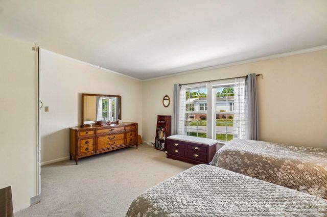 10 N June Lane, Hendersonville, NC 28792