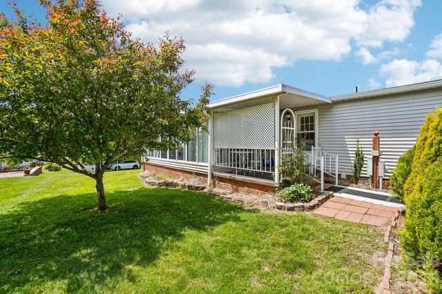10 N June Lane, Hendersonville, NC 28792