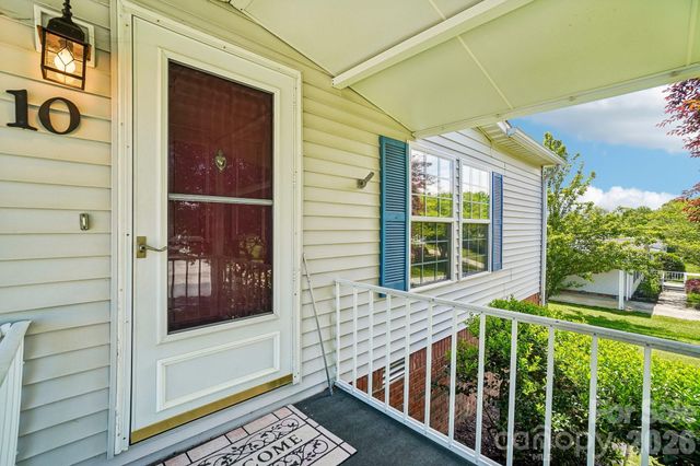 10 N June Lane, Hendersonville, NC 28792