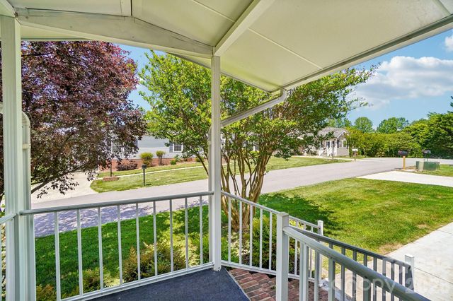 10 N June Lane, Hendersonville, NC 28792