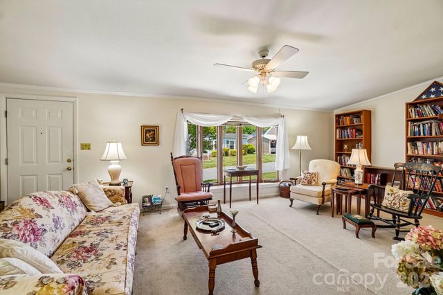 10 N June Lane, Hendersonville, NC 28792