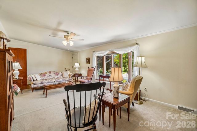 10 N June Lane, Hendersonville, NC 28792