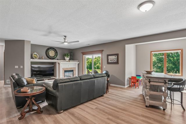 1906 SE Snowberry Lane, Ankeny, IA 50021