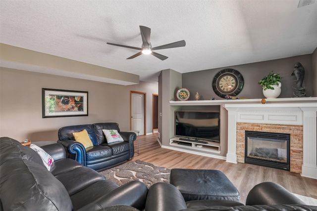 1906 SE Snowberry Lane, Ankeny, IA 50021