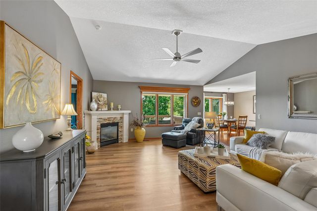 1906 SE Snowberry Lane, Ankeny, IA 50021