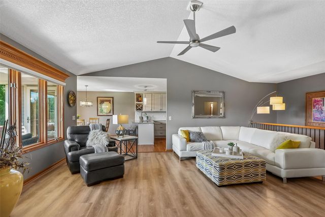 1906 SE Snowberry Lane, Ankeny, IA 50021