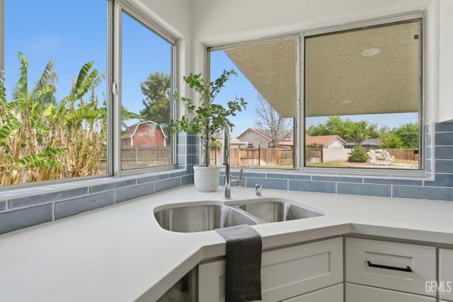 3902 Ocean Breeze Avenue, Bakersfield, CA 93313