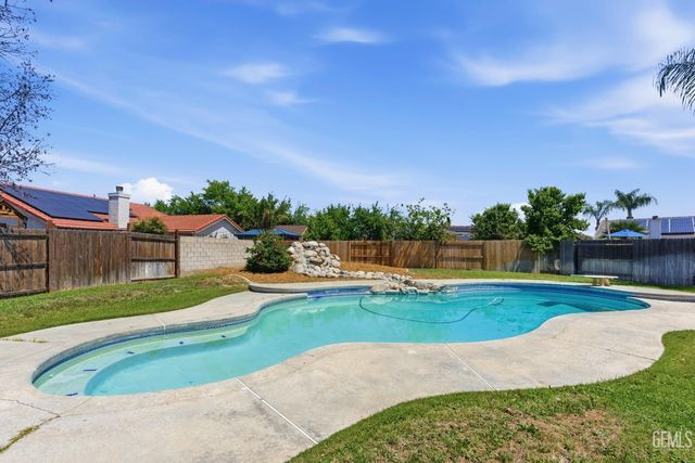 3902 Ocean Breeze Avenue, Bakersfield, CA 93313