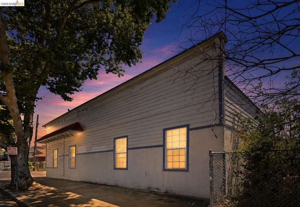 Image 21 of property listing at 3302 California St, Berkeley, CA 94703