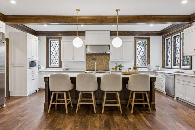 2204 W Lake Of The Isles Parkway, Minneapolis, MN 55405