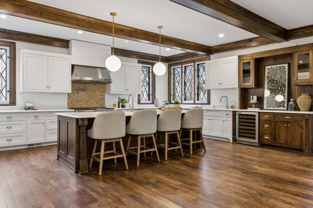 2204 W Lake Of The Isles Parkway, Minneapolis, MN 55405