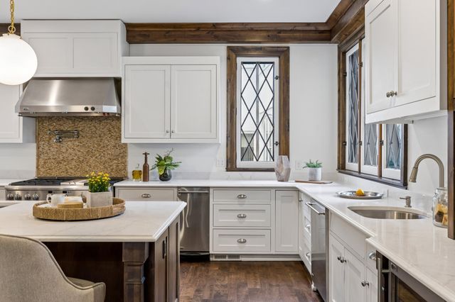 2204 W Lake Of The Isles Parkway, Minneapolis, MN 55405