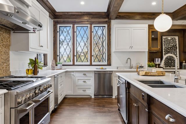 2204 W Lake Of The Isles Parkway, Minneapolis, MN 55405