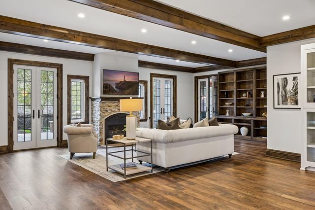 2204 W Lake Of The Isles Parkway, Minneapolis, MN 55405