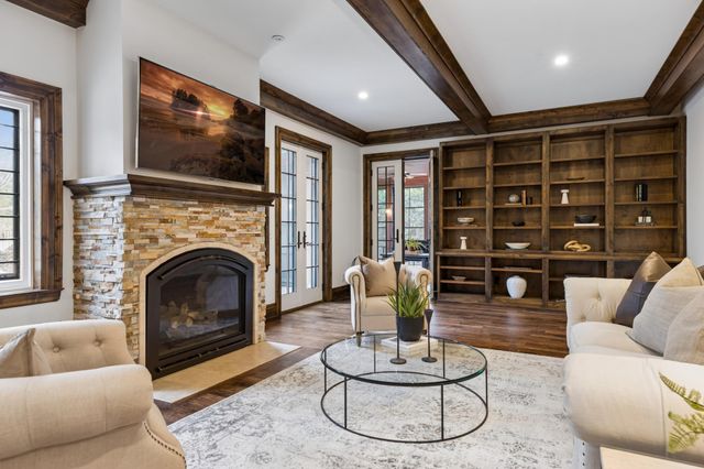 2204 W Lake Of The Isles Parkway, Minneapolis, MN 55405