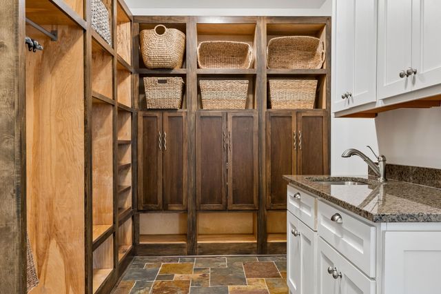 2204 W Lake Of The Isles Parkway, Minneapolis, MN 55405