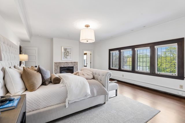 2204 W Lake Of The Isles Parkway, Minneapolis, MN 55405