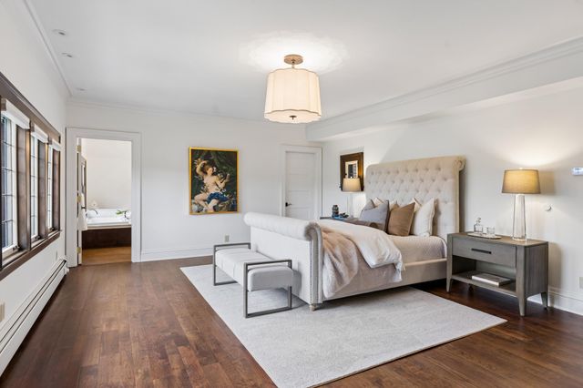 2204 W Lake Of The Isles Parkway, Minneapolis, MN 55405