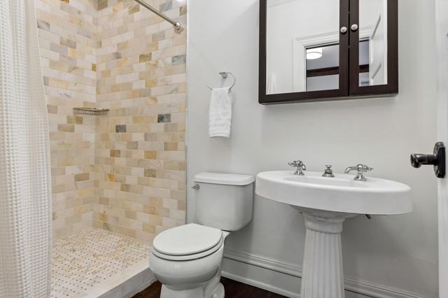 2204 W Lake Of The Isles Parkway, Minneapolis, MN 55405