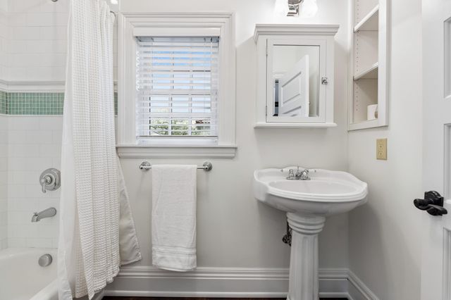 2204 W Lake Of The Isles Parkway, Minneapolis, MN 55405