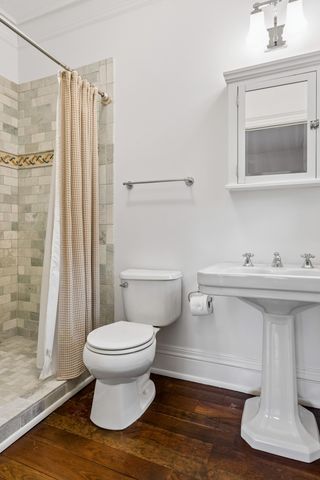 2204 W Lake Of The Isles Parkway, Minneapolis, MN 55405