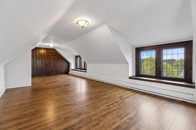 2204 W Lake Of The Isles Parkway, Minneapolis, MN 55405