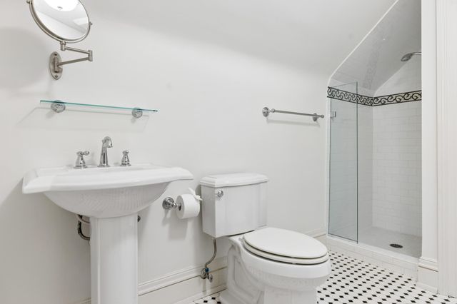 2204 W Lake Of The Isles Parkway, Minneapolis, MN 55405