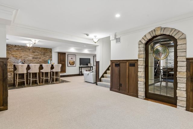 2204 W Lake Of The Isles Parkway, Minneapolis, MN 55405