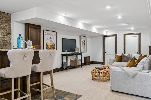 2204 W Lake Of The Isles Parkway, Minneapolis, MN 55405