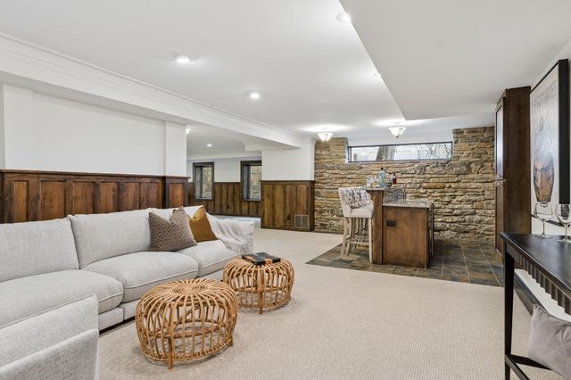 2204 W Lake Of The Isles Parkway, Minneapolis, MN 55405