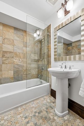 2204 W Lake Of The Isles Parkway, Minneapolis, MN 55405