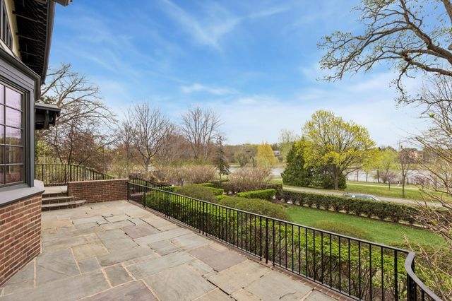 2204 W Lake Of The Isles Parkway, Minneapolis, MN 55405