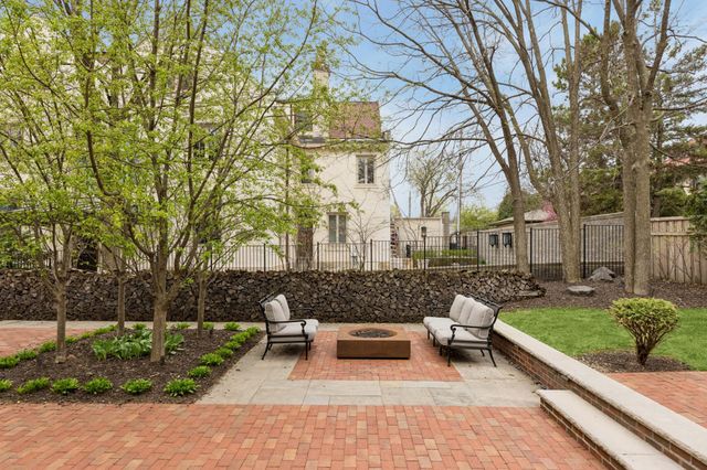 2204 W Lake Of The Isles Parkway, Minneapolis, MN 55405