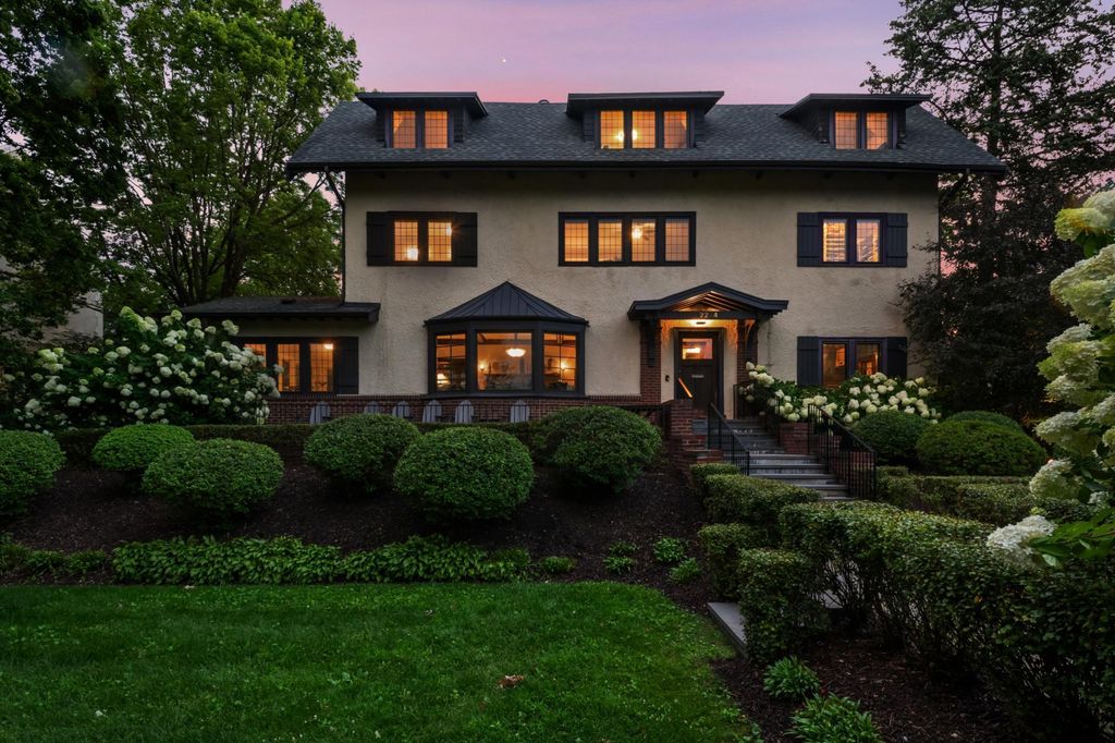 2204 W Lake Of The Isles Parkway, Minneapolis, MN 55405