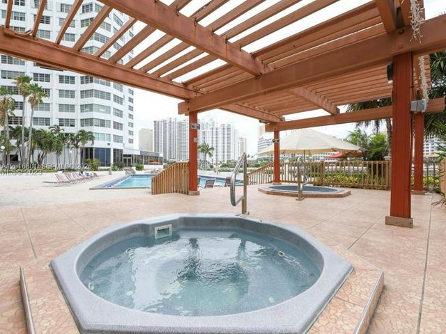 825 Brickell Bay Dr 2050, Miami, FL 33131