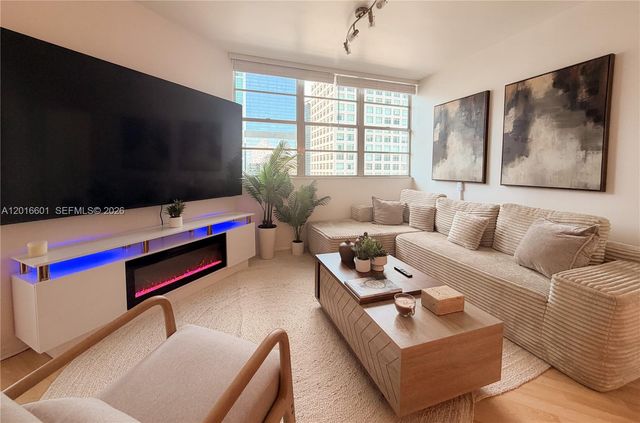 825 Brickell Bay Dr 2050, Miami, FL 33131