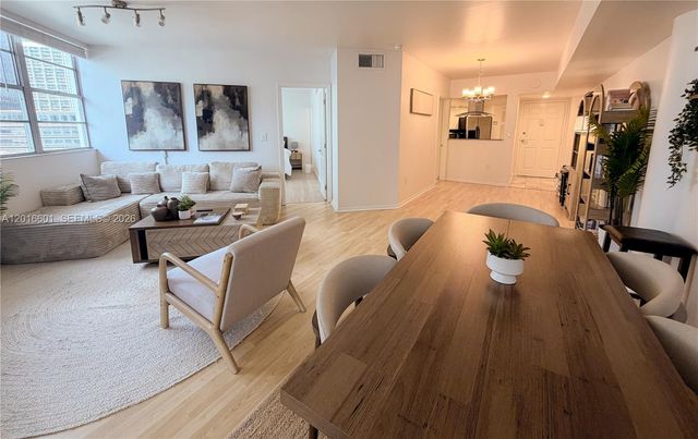 825 Brickell Bay Dr 2050, Miami, FL 33131