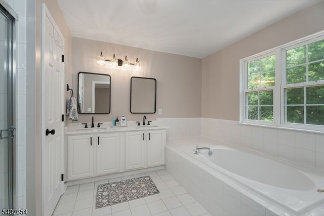 8 Scarlet Oak Dr, Montgomery Twp., NJ 08540
