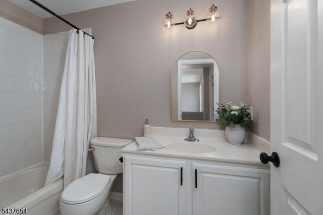 8 Scarlet Oak Dr, Montgomery Twp., NJ 08540
