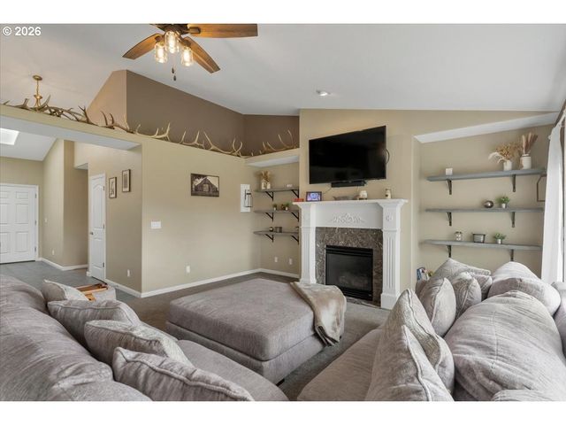 588 WEST Ln, Molalla, OR 97038