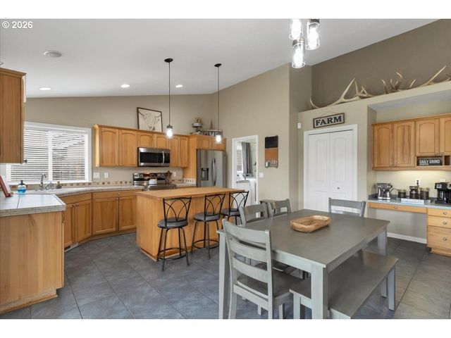 588 WEST Ln, Molalla, OR 97038