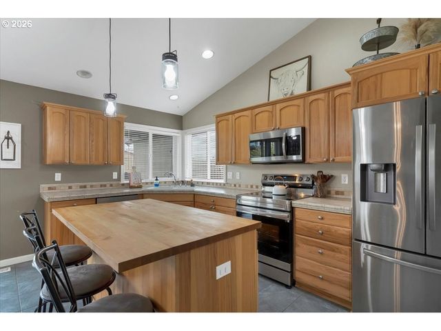 588 WEST Ln, Molalla, OR 97038