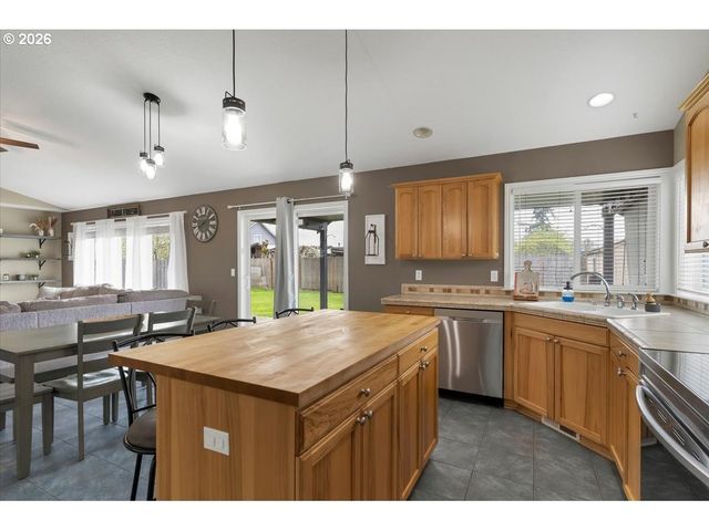 588 WEST Ln, Molalla, OR 97038