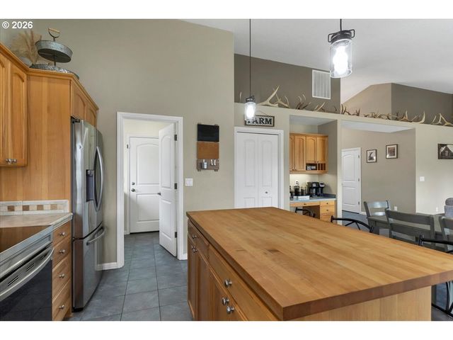 588 WEST Ln, Molalla, OR 97038