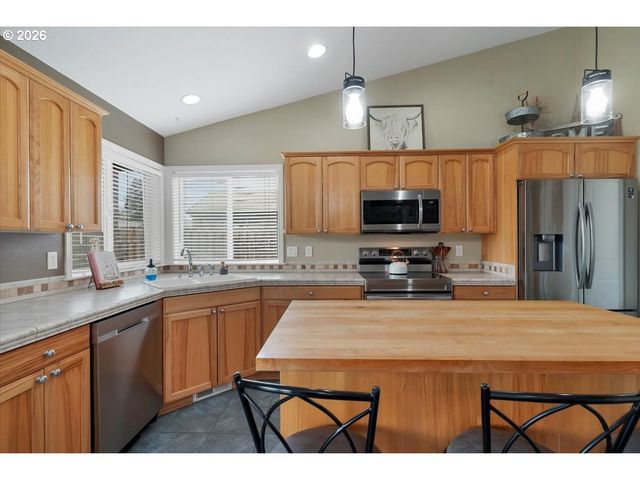 588 WEST Ln, Molalla, OR 97038