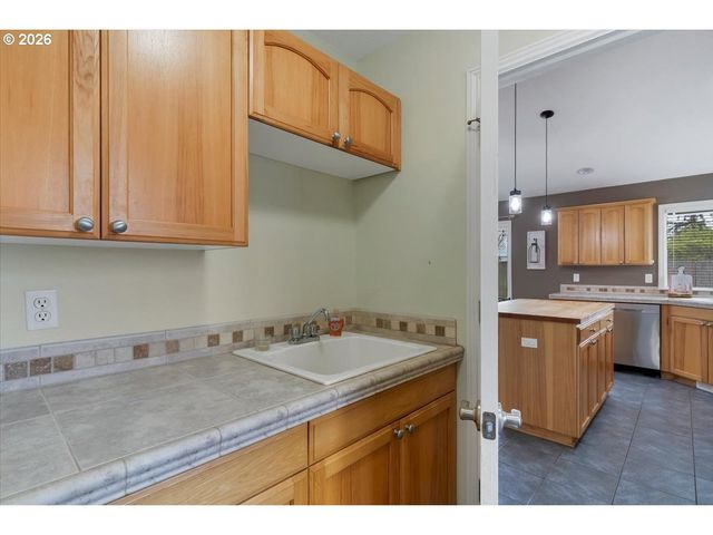 588 WEST Ln, Molalla, OR 97038