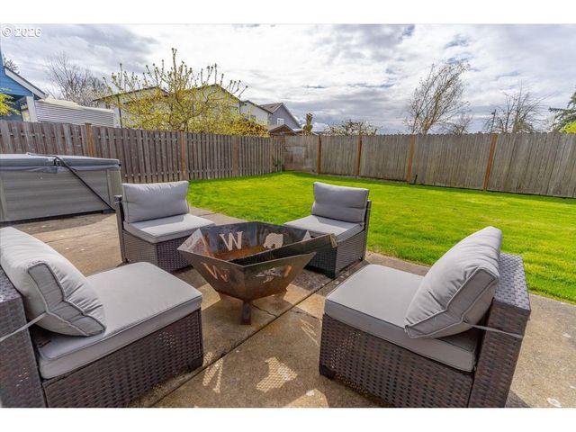 588 WEST Ln, Molalla, OR 97038