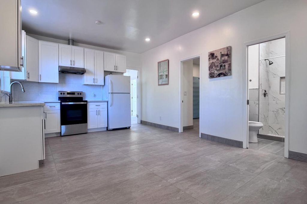 Image 10 of property listing at 416 E Tuolumne Street N, Fresno, CA 93706