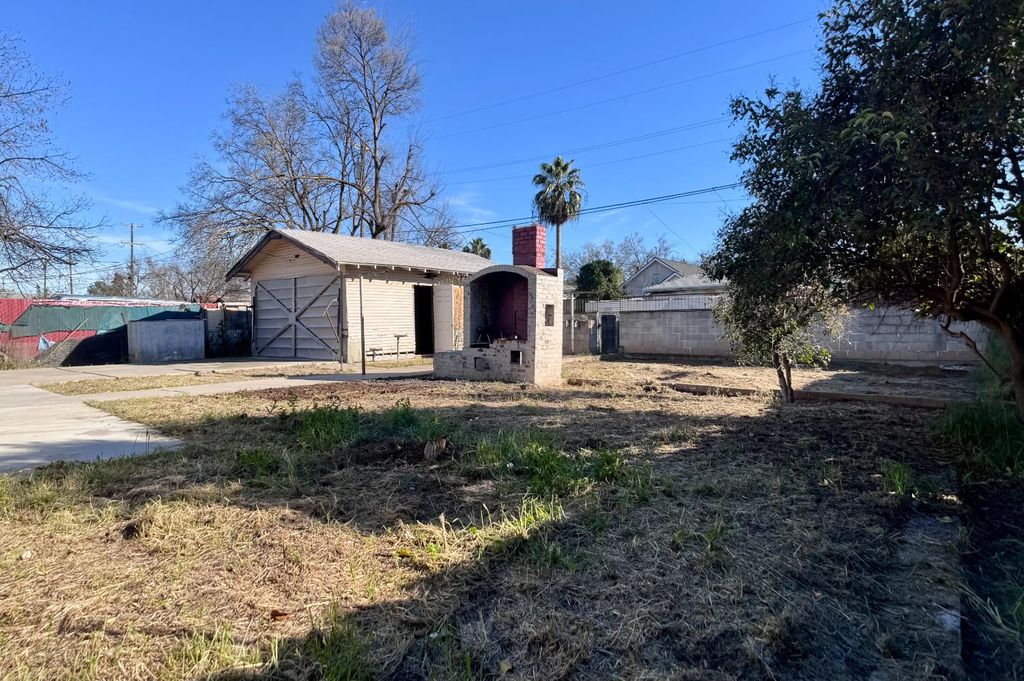 Image 29 of property listing at 416 E Tuolumne Street N, Fresno, CA 93706